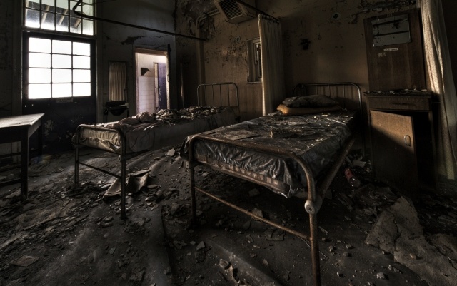 Cane Hill был сумасшедшим домом в Кройдоне, Лондон. Он находился в эксплуатации вплоть до 1991 года, когда, судя по всему, все пациенты просто покинули его.