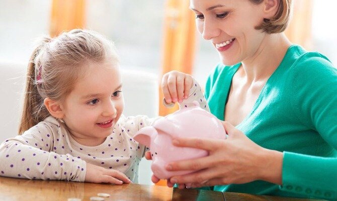 Понятно, что первые 3 позиции являются постоянными, суммы этих доходов известны, именно из них и будет складываться основа доходной части семейного бюджета. Подработка и денежные подарки могут быть, а могут и не быть, поэтому не стоит на них рассчитывать, а пользоваться как бонусами для приятных трат.