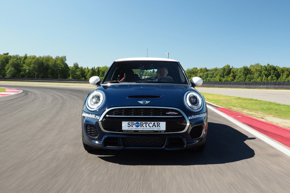   Со  сменой поколений флагманский хэтчбек британской марки отбросил  приставку Cooper S и называется теперь просто Mini John Cooper Works. В  России JCW доступен в единственной комплектации по цене от 1 780 000  руб. Первое время JCW предлагали и с механикой, и с автоматом, но теперь  в гамме осталась исключительно АКП.  