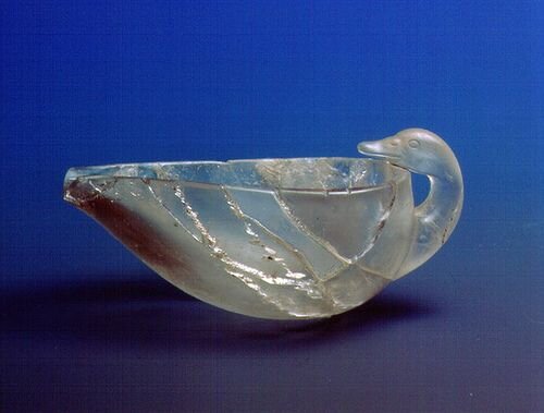 Минойская чаша их горного хрусталя в виде лебедя (ок.16 века до н.э.)