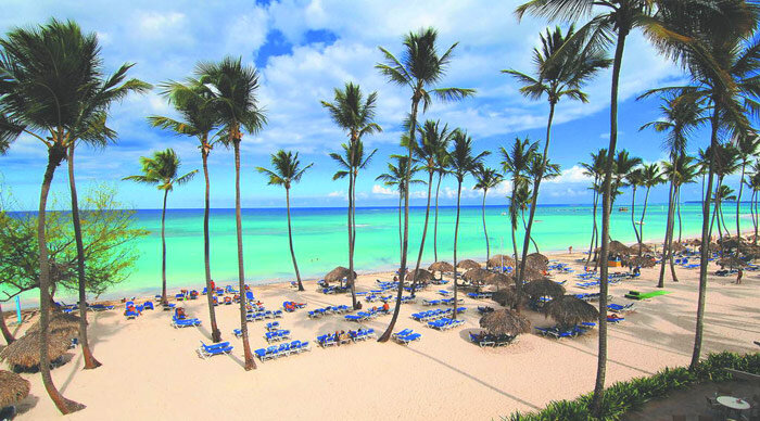   Доминикана это рай для глаз. Кажется, все самое красивое в мире соединилось в этой стране. Здесь самое голубые море и самые  зеленые джунгли.