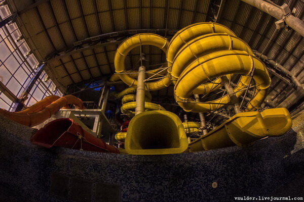 Всем привет. Вы наверное когда-нибудь да были в Аквапарке? Ну так вот, если нет, то мы сейчас там побываем, да не просто в аквапарке, а в комплексе! Ну, пошли! 

Фото 1. 
