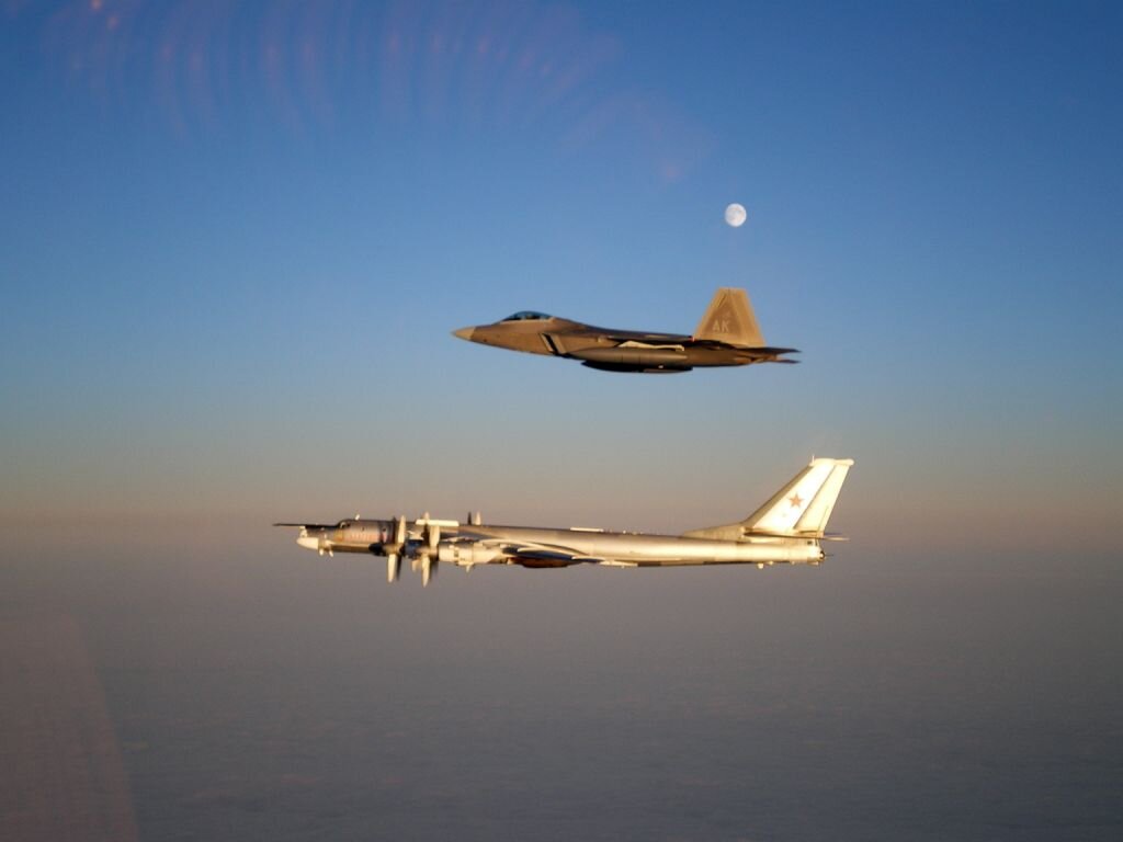 Американский истребитель F-22 Raptor сопровождает стратегический бомбардировщик Ту-95МС ВКС России