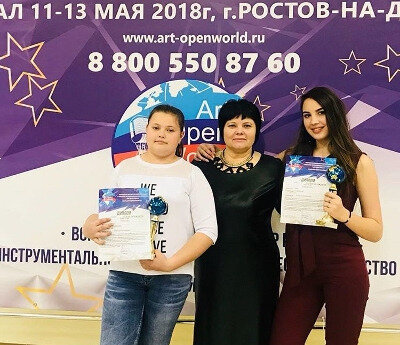 Ксения Дмитриева на фото справа