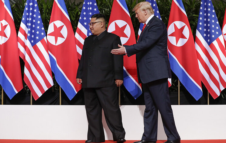 Лидер КНДР Ким Чен Ын и президент США Дональд Трамп © AP Photo/Evan Vucci
