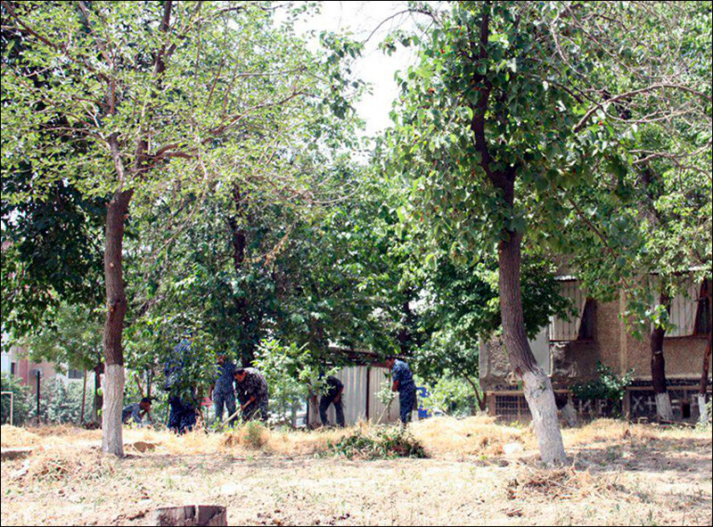
Милиционеры за уборкой. Фото с сайта ГУВД Ташкента
