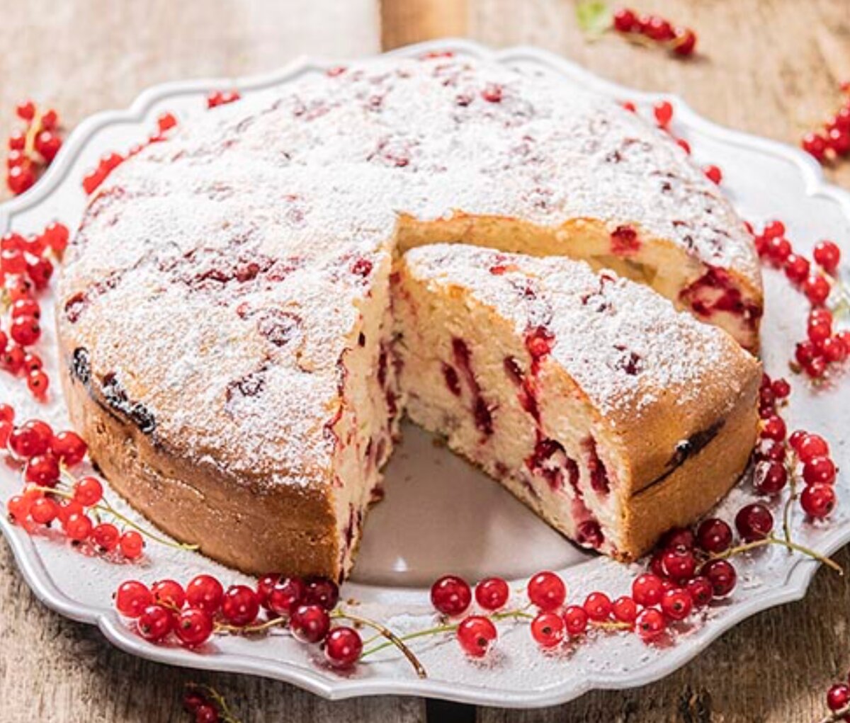 Шарлотка с красной смородиной