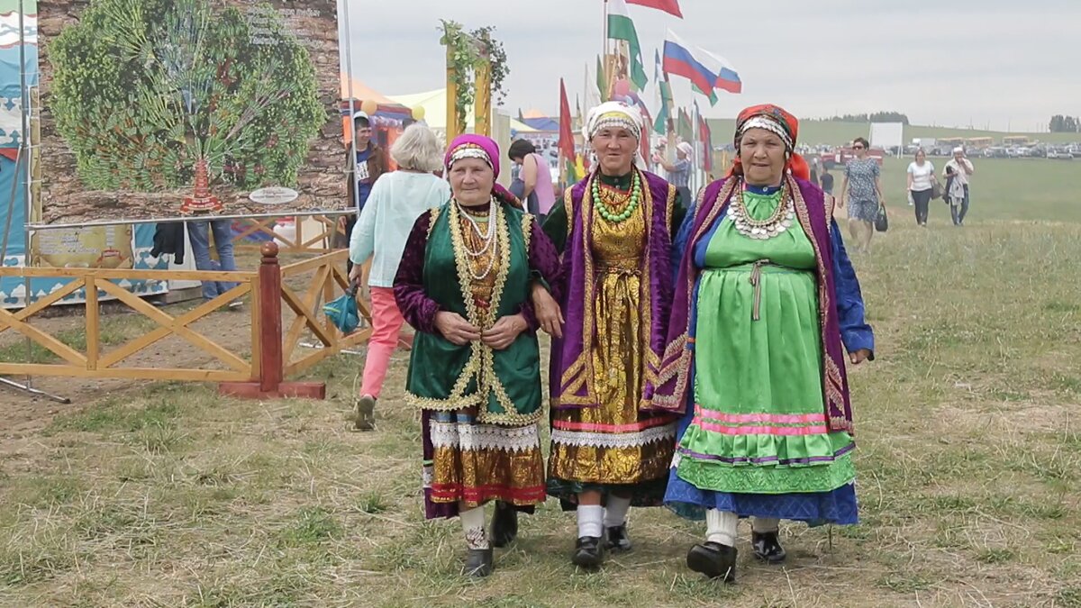 Несколько тысяч человек приехали в Татышлинский район на праздник “Тыуган  аулым” | utv.ru | Дзен