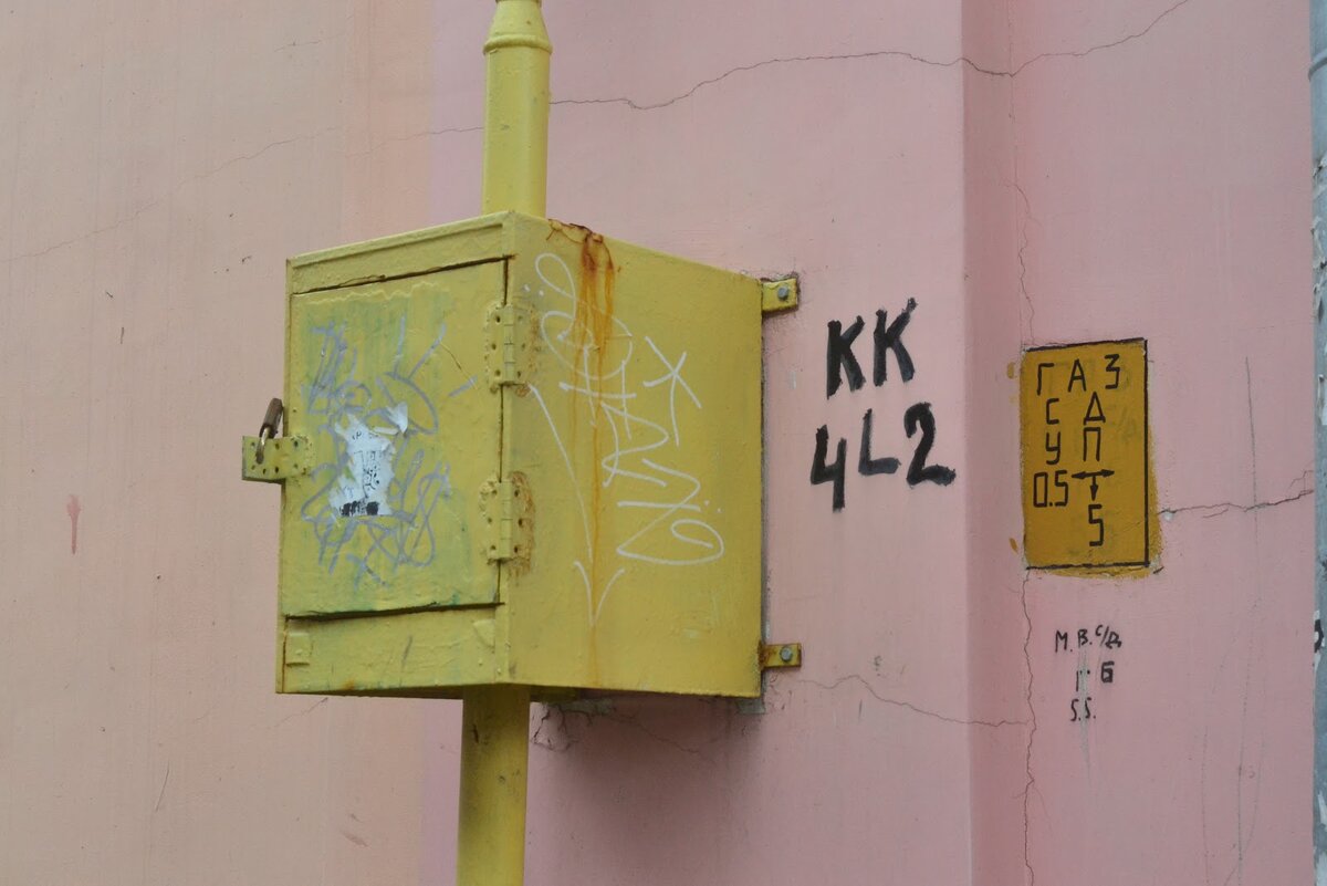 Авторы проекта «Челябинский урбанист» превращают такие технические элементы  в арт-объекты. Тульские ящики прекрасны сами по себе.