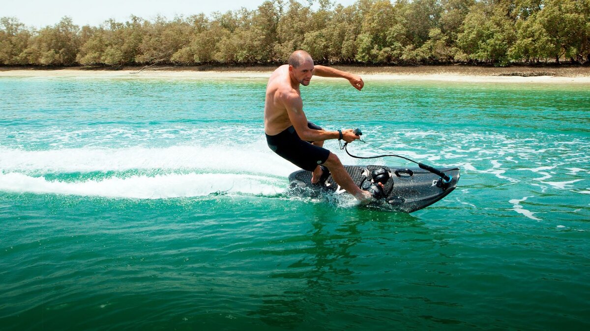 Доска на воде с мотором
