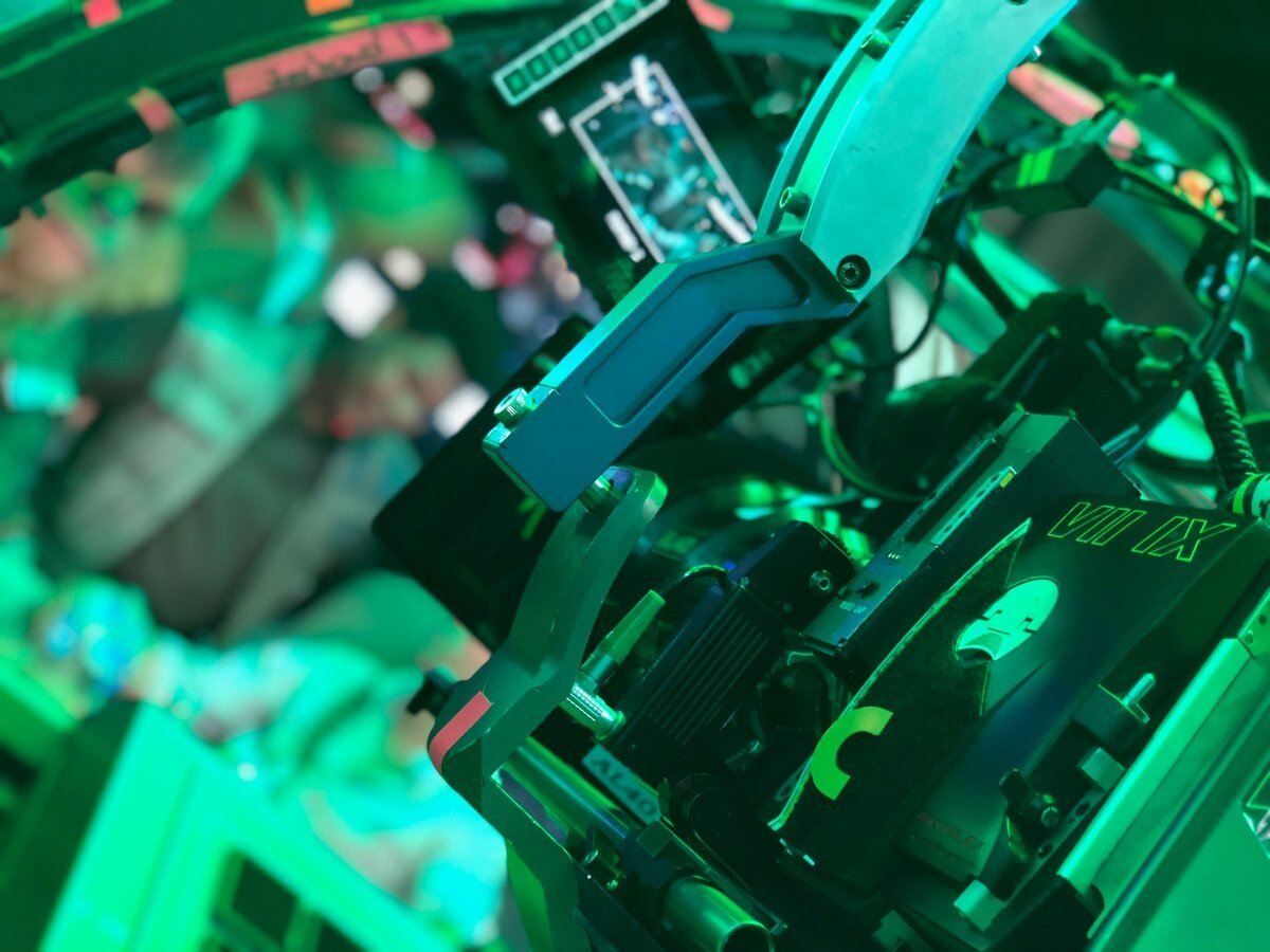 На размытом фоне, возможно, кокпит Сокола, который принадлежит новому капитану -Рей