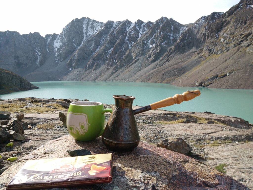 Утренний кофей на берегу высокогорного озера Ала-Кель (3500м)