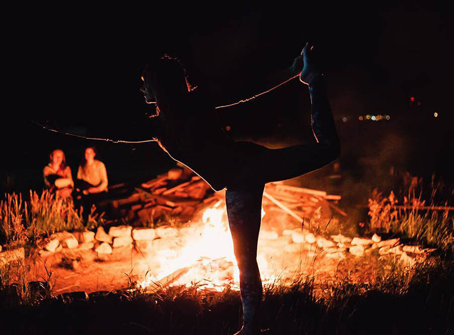 Девушка позирует на фестивале BaikalYogaFest, Иркутская область
Фото Л. Ерошенко и из архивов автора