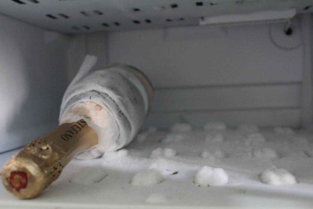 Если необходимо охладить бутылку с водой. Шампанское в морозилке. Бутылка шампанского в холодильнике. Пустая бутылка в холодильнике.