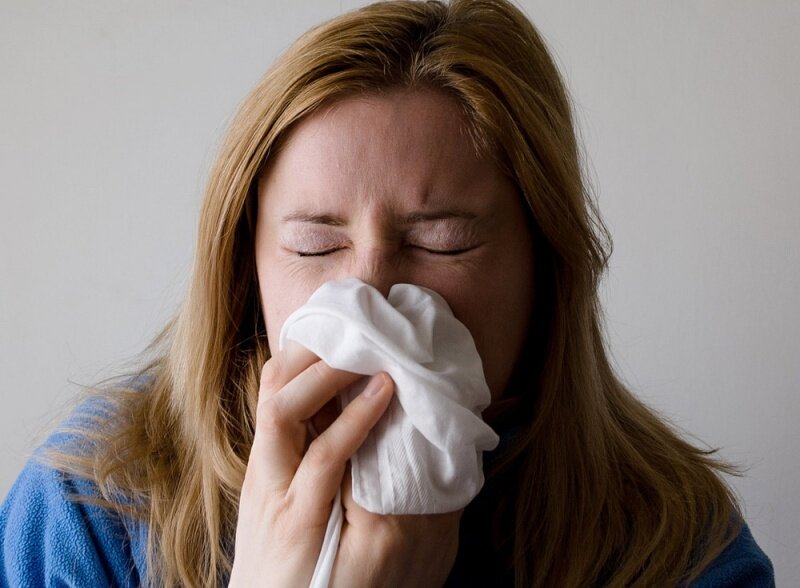 Простуда в нашем привычном понимании першение в горле, насморк,  чихание в 90% случаев вызвана вирусной инфекцией.-2