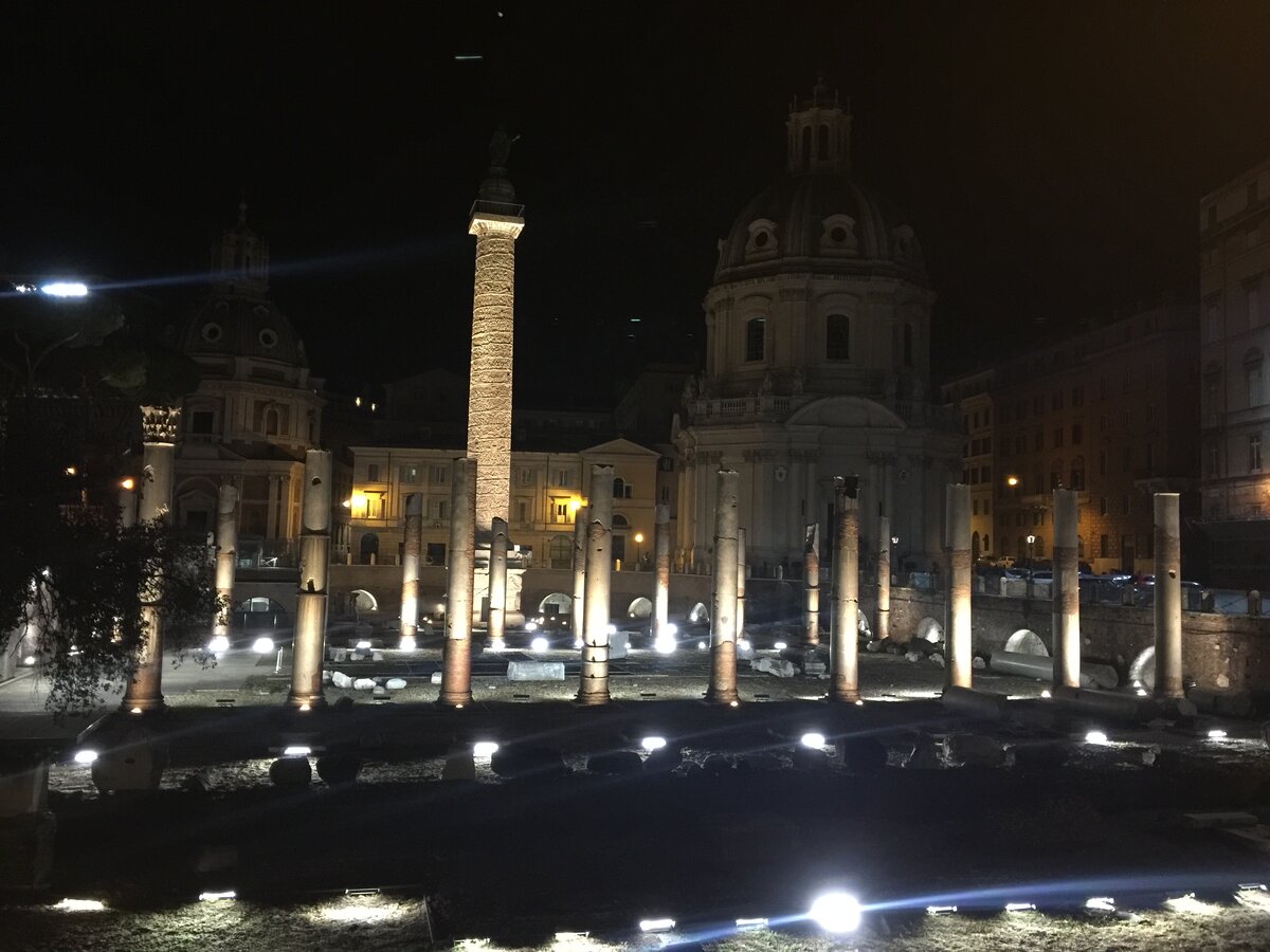 Chiesa di Santa Maria di Loreto (слева), Colonna Traiana (по центру), Chiesa SS. Nome di Maria (справа).
