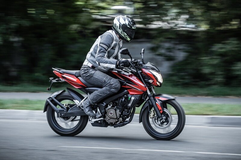 Bajaj pulsar 200ns. Bajaj Pulsar ns200. Bajaj Pulsar ns200 с пассажиром. Bajaj Pulsar 200. Пульсар НС 200.