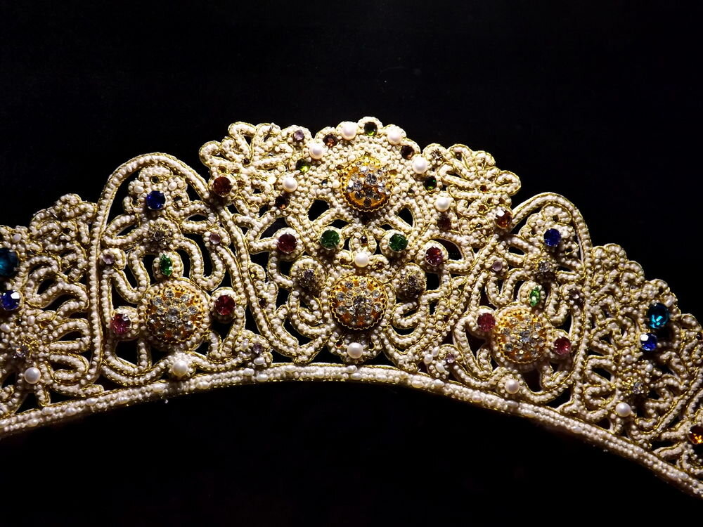 Венец головные. Венец головные. Девичий головной убор коруна. Жемчужный кокошник оружейная палата. Кокошник и убрус.