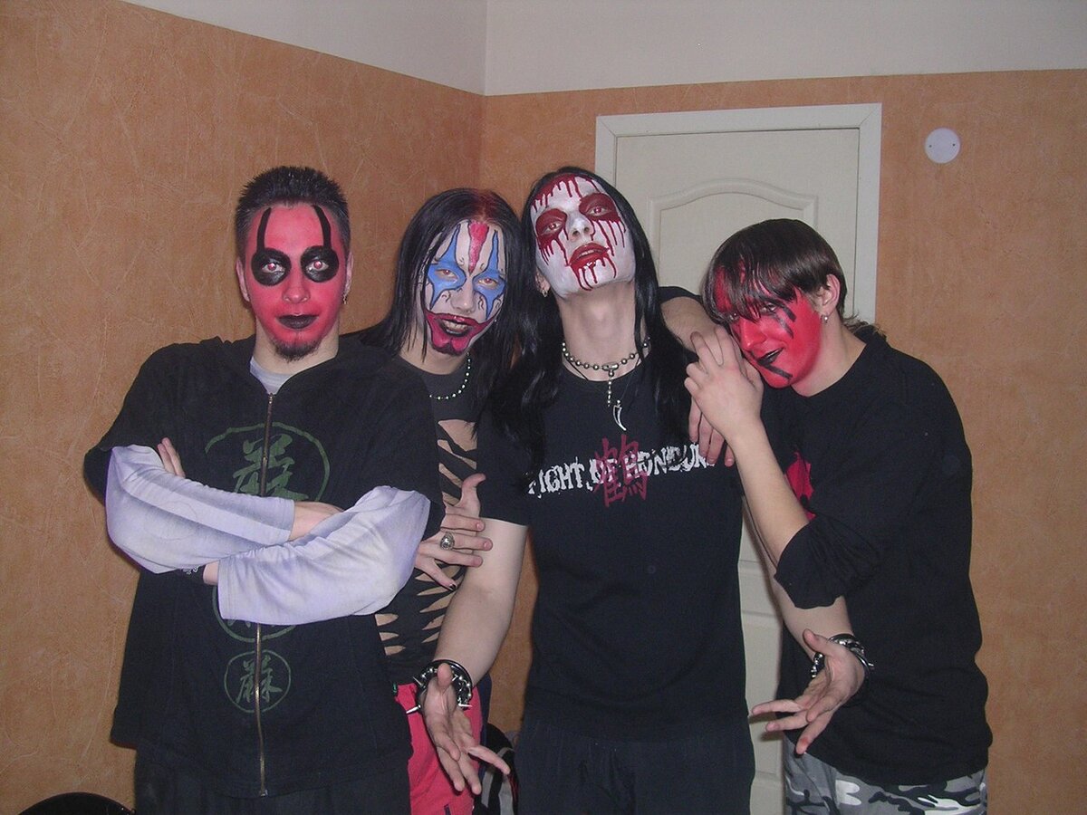 К началу 2004 года, группа кое-как обрастала новыми участниками. И "машина Scream завела свой мотор" в первый раз! 
 Состав участников: 
 Лодкин Виталий (Joker) - вокал 
 Юрий Фотенко (Snake) - ударные 
 Константин Севрюков (Cross) - гитара 
 Антон Чубаров (Wind) - бас 
 Жека (Метан) - гитара