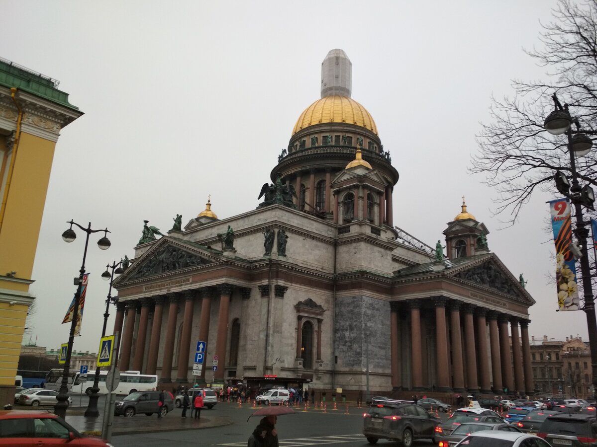 Исакиевский собор с полиэтиленовой верхушкой