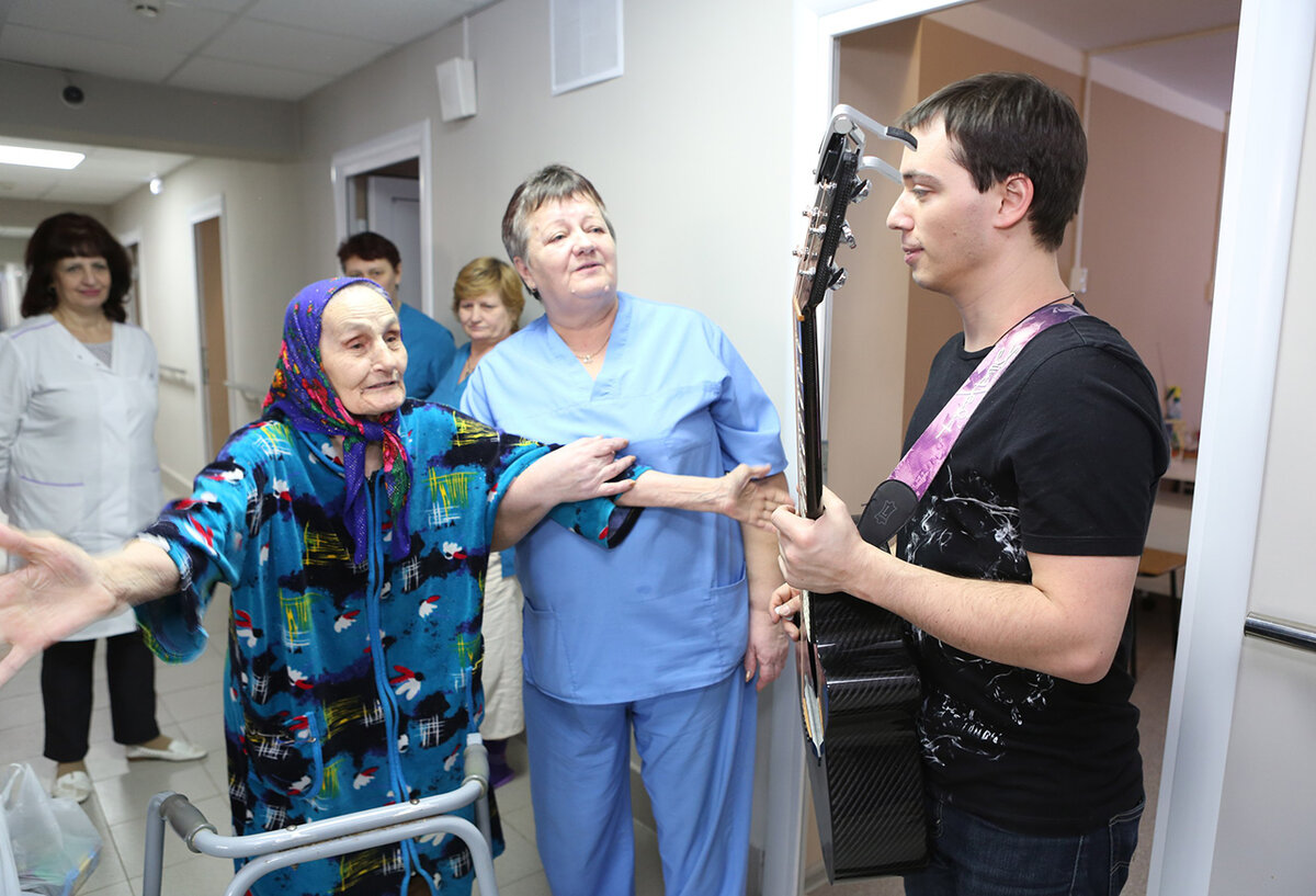 Родион Газманов, волонтёрский концерт в фонде. Источник: https://radiovera.ru/