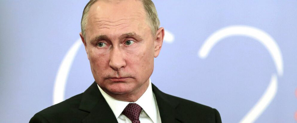 Президент России Владимир Путин выступает перед СМИ после саммита G20 в Буэнос-Айресе, Аргентина, в субботу, 1 декабря 2018 года. Путин и Трамп «приветствуют друг друга», по словам представителя российского лидера, но не пожимают друг другу руки или иначе обмениваться даже во время «семейной фотографии», когда лидеры ломают локти, когда они встают на место и обычно обмениваются небольшими разговорами. (Михаил Климентьев, Спутник, Кремлевский пул Фото через AP)