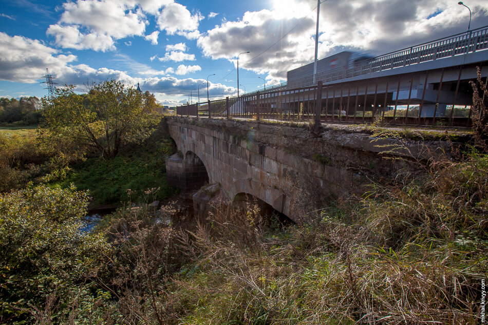 Новый мост построили совсем вплотную к старому.