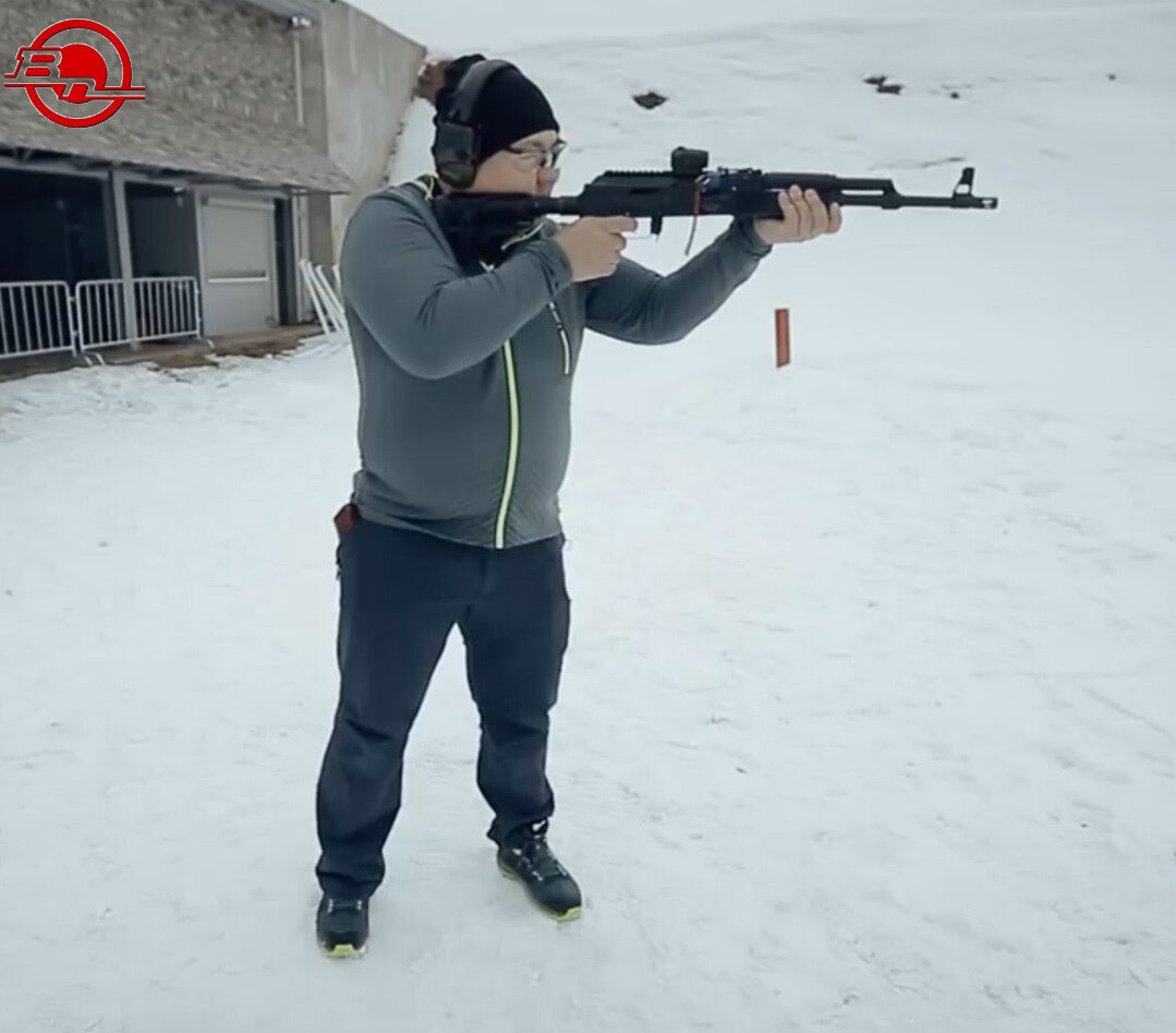 Фото с видео канала YouTube "Molot Oruzhie " / Школа 366 ТКМ /стойка с оружием/