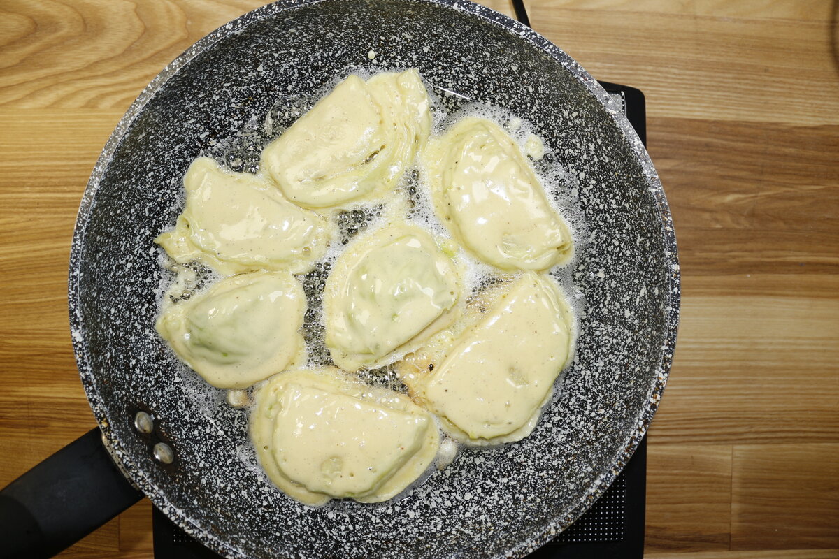 Цветная капуста в сметанном кляре. Пирожки с капустой жареные. Картофельные пирожки с грибами. Пирожки. Капуста в тесте на сковороде.