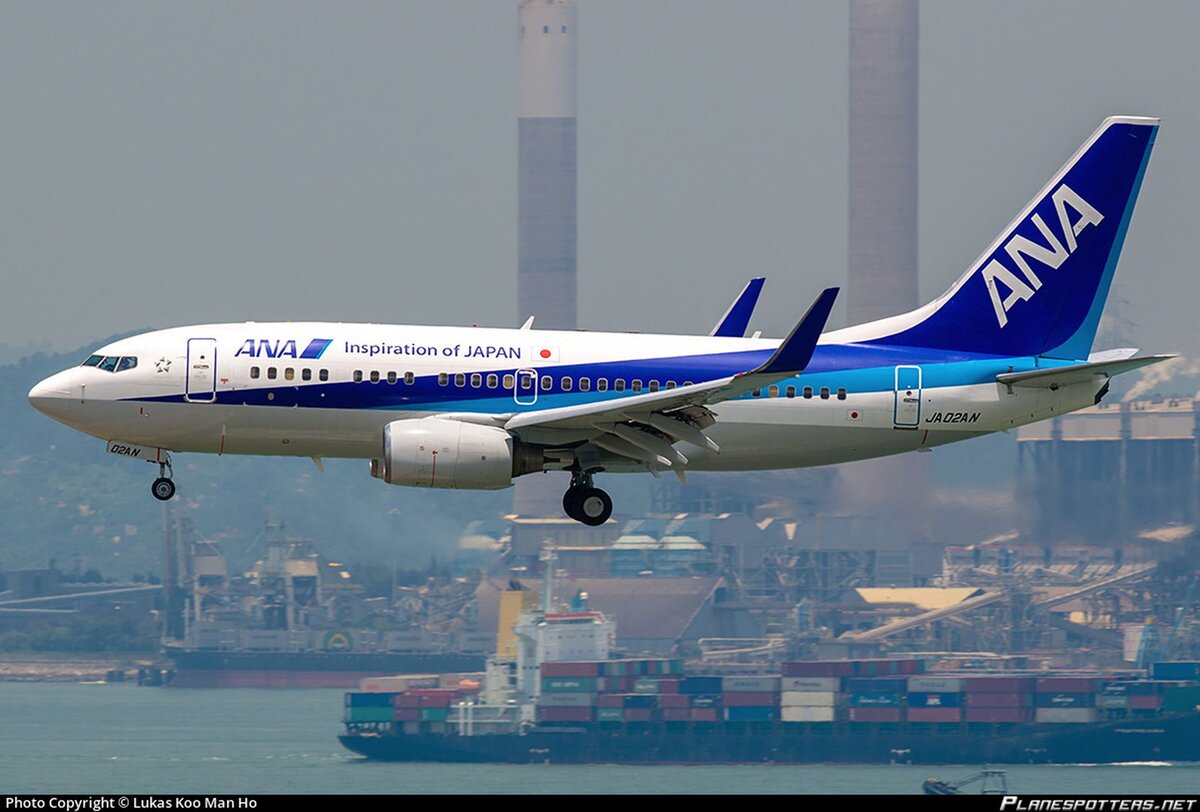 Замене подлежат 9 старых (21,2 года в среднем) и малоэффективных Boeing 737-500 из парка дочернего перевозчика ANA Wings (EH) и 7 более молодых (12,3 года) и вместительных, но тоже не подходящих к современным рыночным условиям Восточной Азии Boeing 737-700 из основного флота (на фото)