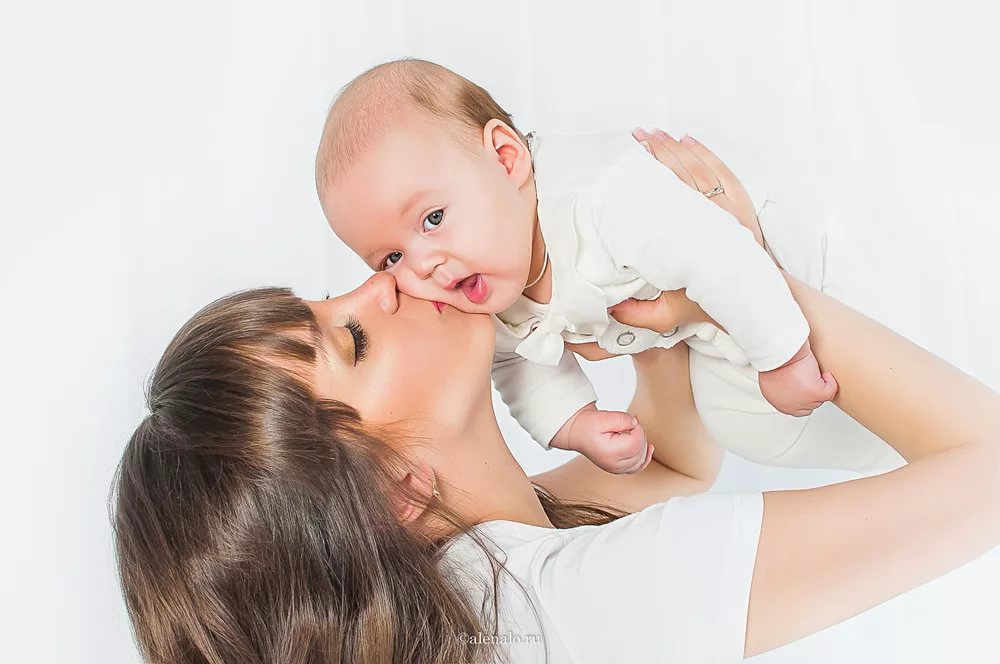 Sweet parents. Мама целует малыша. Поцелуй мамы. Ребенок целует. Поцелуй матери ребенка.