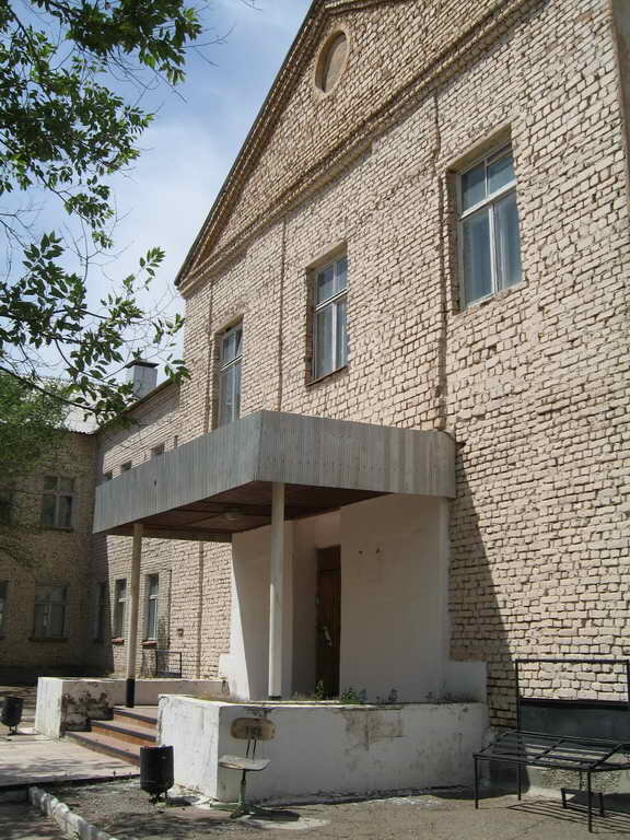 И вот я исправно отдаю долг родине в Казахстане на космодроме Байконур.Погода жаркая как в Африке.                                                                                                                                                                   Наш батальон охраны состоял из 4 рот(НУ РОТАМИ ИХ С НАТЯЖКОЙ МОЖНО БЫЛО НАЗВАТЬ ТАК КАК ПО КОЛИЧЕСТВУ ЛИЧНОГО СОСТАВА РОТА НА ДВА ВЗВОДА ЕЛЕ ДОТЯГИВАЛА).И ТАК 1,2,3-РОТЫ занималась охраной складов и гаупвахты,4 рота занималась охраной КПП И СОПРОВОЖДЕНИЕМ ГРУЗОВ(ХОТЯ НА ТОТ МОМЕНТ ГРУЗЫ ОНИ УЖЕ НЕ СОПРОВОЖДАЛИ ОСТАЛИСЬ ОДНИ КПП). в первую неделю в карантине мы учили устав дневального,так как в наряд ходили только дембеля,но полы они не сосали это делали мы пока ни кто не видит.Еще нас изматывали физо,мы качались все свободное от изучения  устава время и еще ночью,что дембелей веселить.Сушили крокодилов,сидели на электрическом стульчике,читали устав в позе думающего индейца и отжимались постоянно за любой косяк.У меня все тело ломило так ,что я панамку на голову мог одеть только скрючившись в три погибели. Ах да в первую неделю прибыло пополнение в лице четверых таких же счастливчиков как и мы.Но от этого легче не стало.Еще я познакомился с ефрейтором Орловским(ОН БУКВАЛЬНО ЗА ДВА МЕСЯЦА ПРАПОРЩИКОМ СТАЛ).Это на голову контуженое чмо ненавидело солдат и постоянно глумилось над нами(ДЕМБЕЛЕЙ ПОЧТИ НЕ ТРОГАЛО,ПО ПЬЯНЕ ЕСЛИ ТОЛЬКО).Это чмо было взрослым лет 40,ну он на столько выглядел,плюс был местным и еще говорили,что контуженный с афгана. Ни когда просто мимо не пройдет,что бы гадость не сделать.Единственное чего это чмо боялось так это часовых менять,говорили,что он был само очарование пока караульный оружие не сдаст.Сам не видел так как после каркнтина наши пути разошлись и я с ним почти не сталкивался.