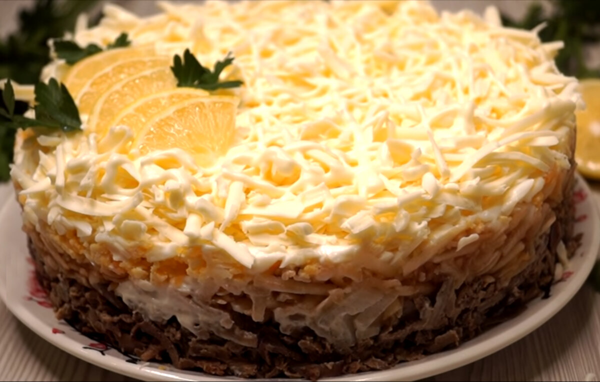 слоеный салат с печенью трески и яблоком. печень под шубой. салат печень под шубой. слоёный салат "печень под шубой". печень под шубой.