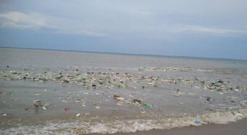 Плохие берега. Экология Каспийского моря. Каспийское море Дербент Махачкала. Каспийское море Дагестанские огни. Загрязненный Каспийское море.