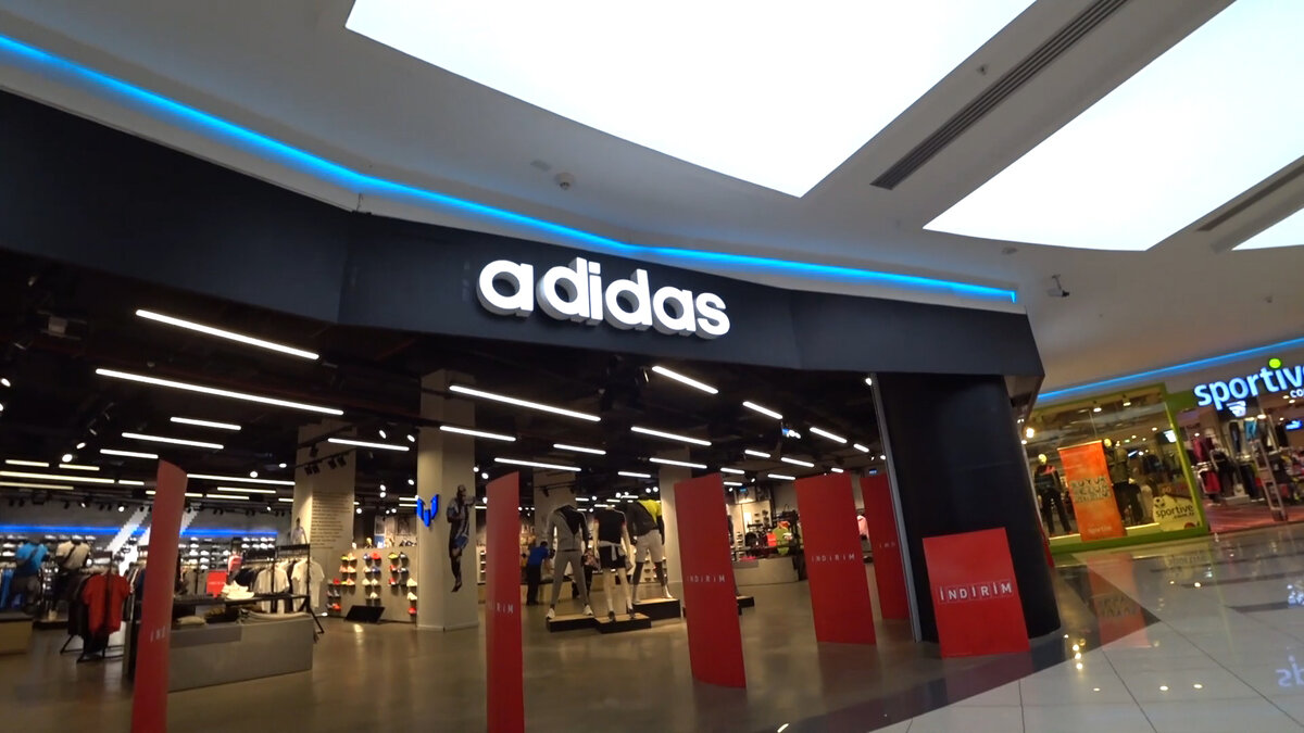 Итак, идём в официальный филиал Adidas в Марк Анталия. Это в центре города. Рядом есть магазин спортивной одежды Спортив и небольшой Найк.