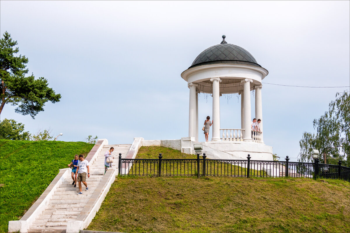 Кострома сделать. Кострома набережная Волги беседка. Беседка Островского Кострома на Волгу. Беседка Островского в Костроме. Беседка Островского на набережной в Костроме.