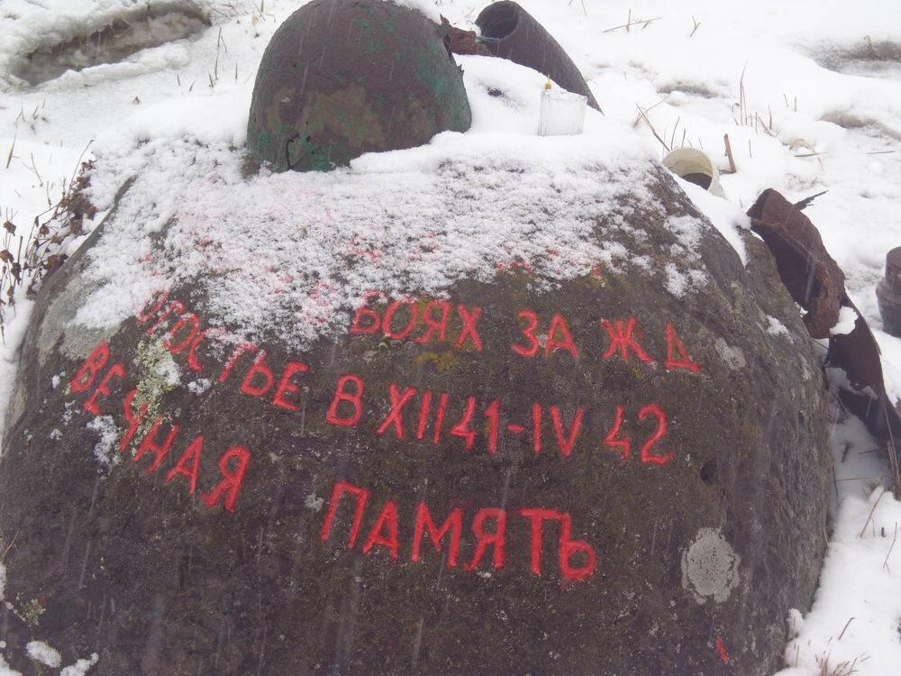 Дорога из Великого Новгорода до Новой Малуксы заняла почти 3 часа: по асфальту ехали только по маршруту Новгород – Тосно – Пухолово – Петрово. Далее - разбитая грунтовка, местность даже по районным меркам – глухомань. На редких заросших бурьяном и кустарником полях вдоль дороги следы войны – изъеденные временем железобетонные коробки ДОТов. Новая Малукса – типичный небольшой населенный пункт северо-западной России, где большую часть населения составляют дачники.