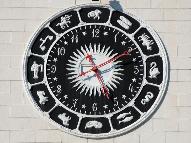 Циферблат вокзальных часов г.Сочи