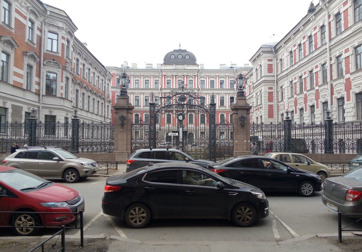 Памятник архитектуры, ансамбль здания страхового общества "Россия". Архитектор - Л.Н. Бенуа, 1897-1900 гг. 23.03.2019 г.