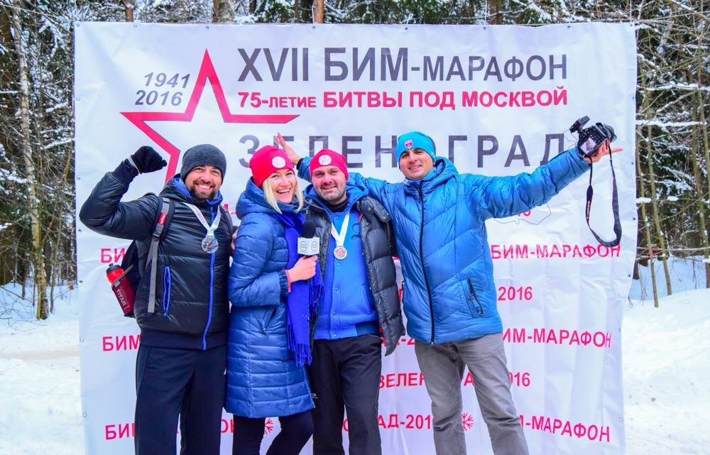 На фото репортажная группа нашего канала, корреспондент - Вероника Билетская, оператор - Андрей Перепада, и участники Зимнего марафона