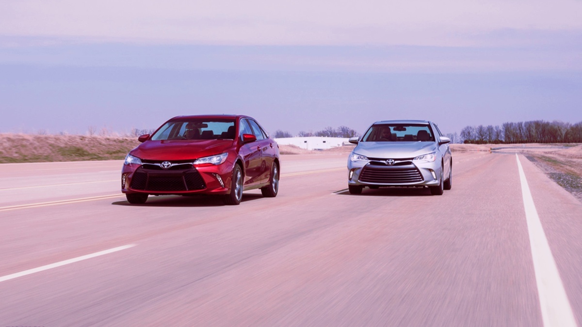 Заезд двух Toyota