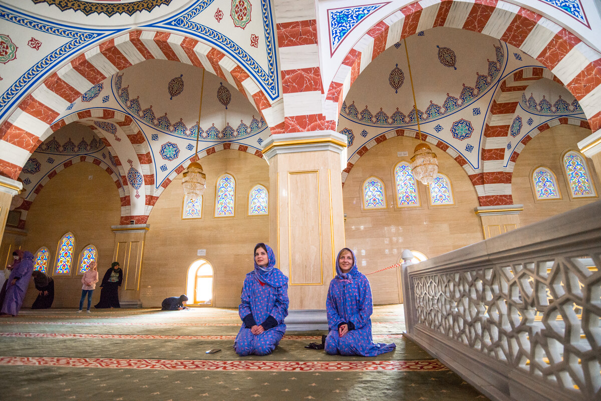 Баб мечеть. Фотосессия женская в мечети. Чеченки в мечети. Экскурсия в мечети. Женщины в мечети Махачкала.