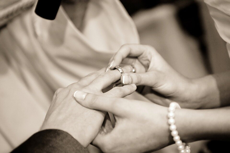 Источник фотографии https://cdn.pixabay.com/photo/2014/04/11/22/36/wedding-322034_960_720.jpg (Pixabay License Free for commercial use 
No attribution required)
