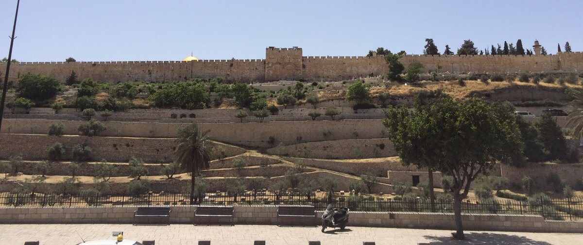 Золотые ворота Иерусалима запечатаны, а перед ними кладбище