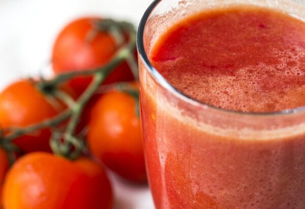 Чем полезен томатный сок и как он помогает при гипертонии?