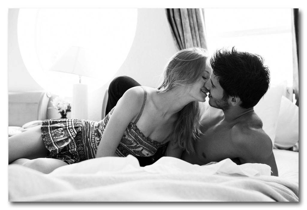 Многие пары слышали о наручниках, плётках, кляпах БДСМ, но не все решаются на эксперименты в интимной жизни с подобными секс-игрушками. Как и не все знают, что каждое из направленийфетиш-практики, расшифрованное из названия (бондаж, доминирование, садо-мазохизм) может доставлять удовольствие. Правда обязательным условием должно быть доверие партнёров друг к другу, а также обоюдное следование определённым правилам безопасности в процессе интим-сессии.