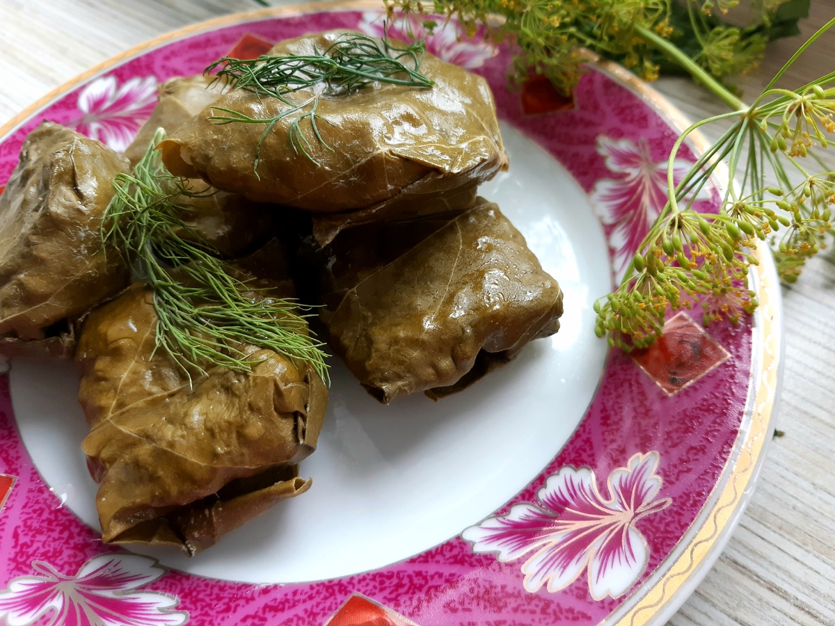 Толма армянская виноградных листьев. Толма армянская. В виноградном листе блюдо название. Толма армянская виноградных листьев. Армения толма.