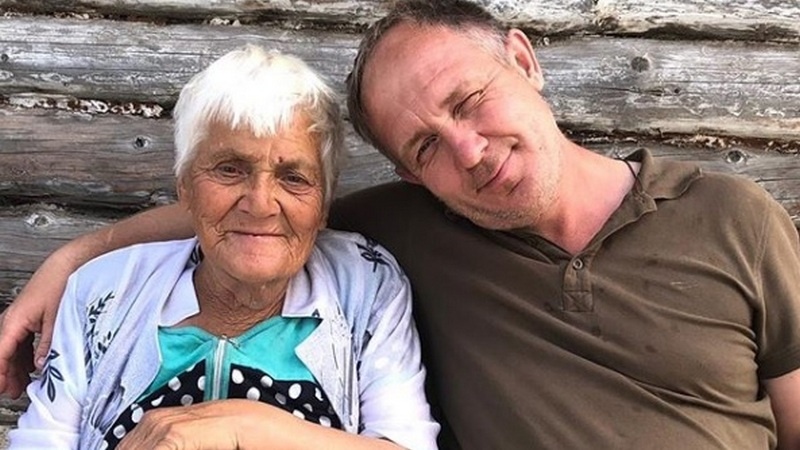 Баба Тоня вместе со своим сыном