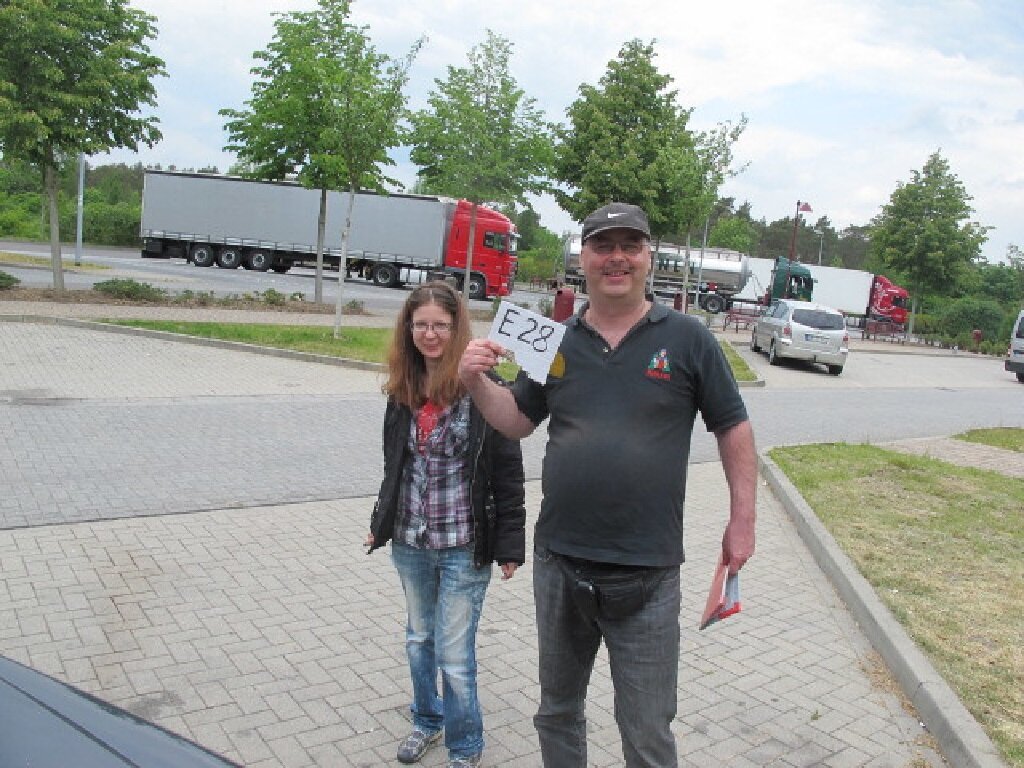 На выезде из парковки к нам в машину просились автостопщики из Словакии.