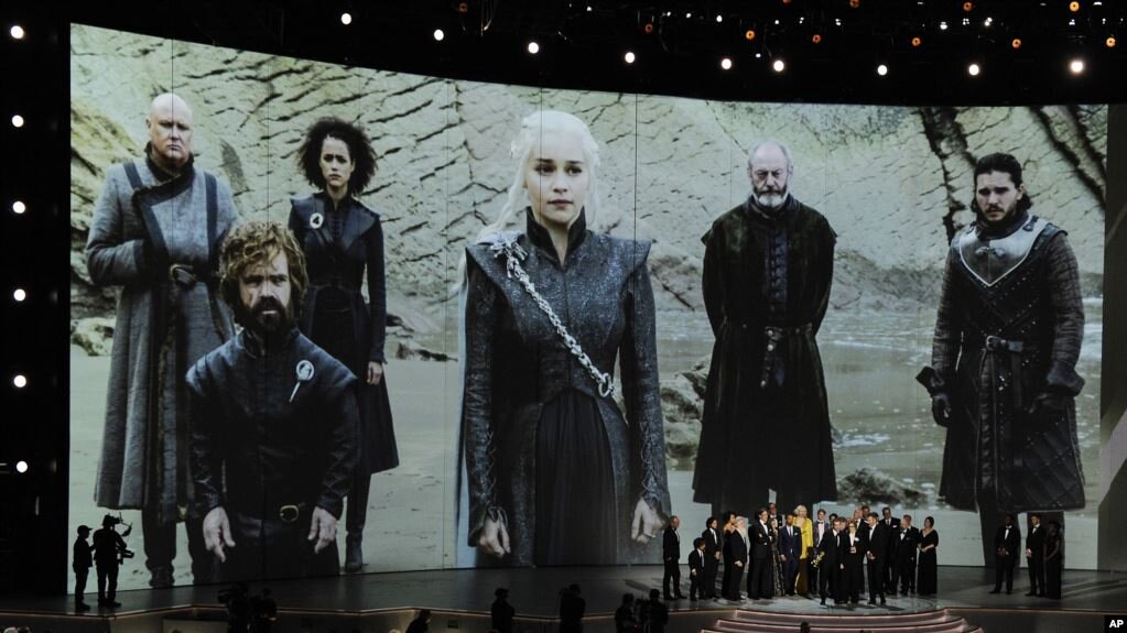 "Игра престолов". Актеры и съемочная группа принимают награду Эмми за лучшую драму на 70 награждение в Лос-Анджелесе. 17 сентября 2018 года.